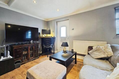 Coppermill Road, Wraysbury, Staines-upon-Thames, Berkshire, TW19 photo 3