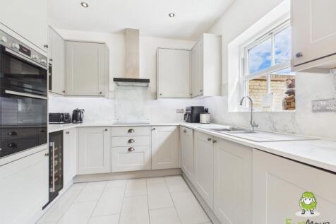 EweMove Estate Agents Basingstoke -Rockbourne Road