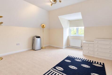 Montogomery Court, Finchley Central, N3 photo 4