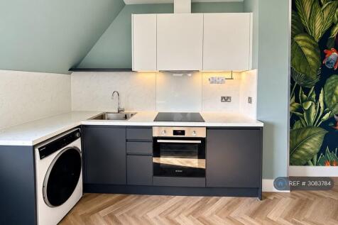 Fountain House, Leatherhead, KT22 photo 3