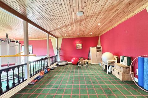 5 bed, 3 bath Detached Bungalow in Glasgow - Photo 23