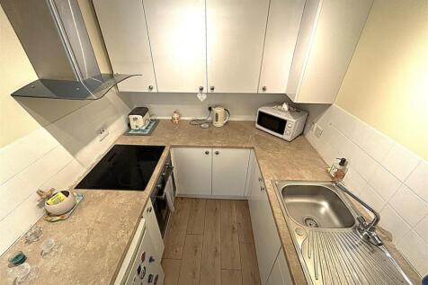 FITTED KITCHEN