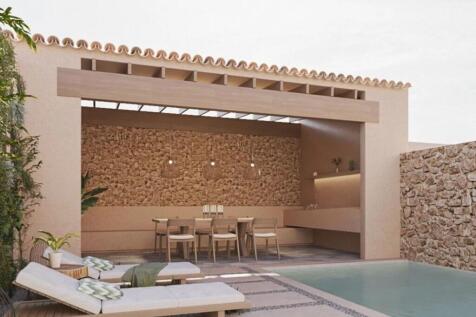 Courtyard &amp; pool