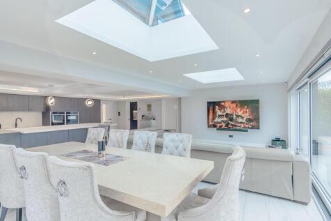 OPEN PLAN LIVING/DINING AREA