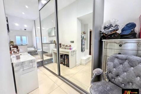 BEDROOM 22