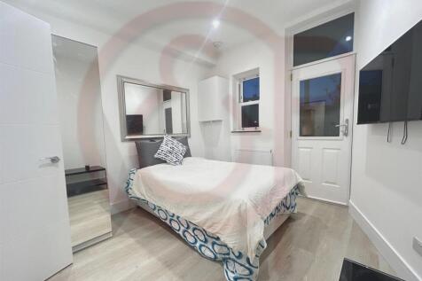 Bedroom 1.jpg