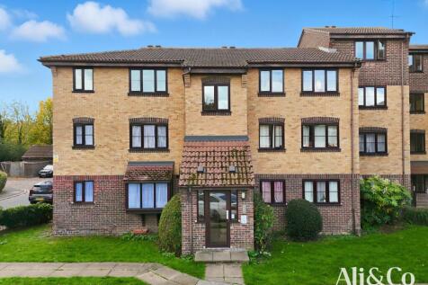 Studio flat on Conway Gardens, Grays, £900/mo