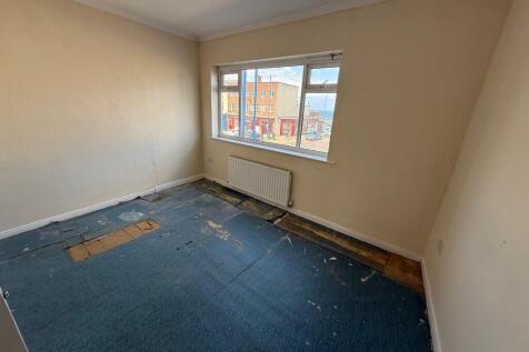 Retail Property (high street) to rent Image 4