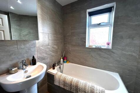 FAMILY BATHROOM/W.C.