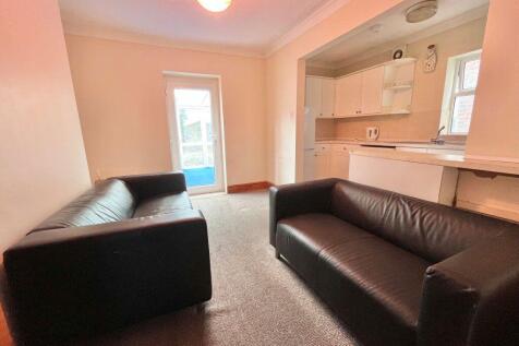03167- THREE BEDROOM STUDENT HOUSE photo 4