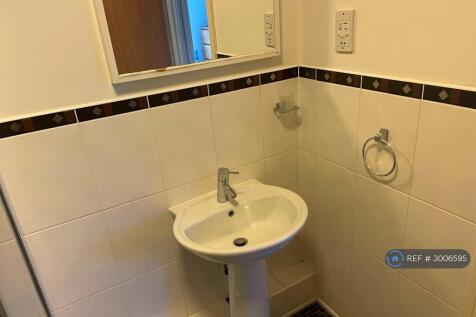 Bathroom (Image 2)
