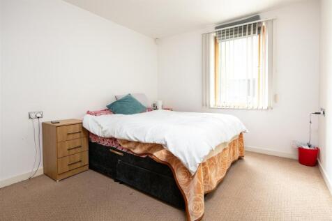 Bright, tidy double bedroom with a comfortable ...