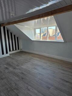 Retail Property (high street) to rent Image 3