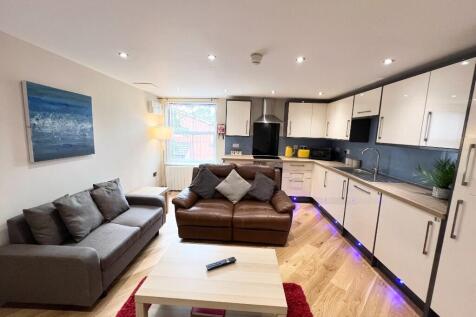 AVAILABLE NOW - Flat 4, DE1  photo 5