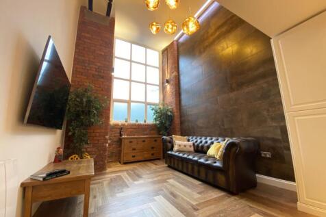 A stunning duplex apartment on Pollard St, New Islington. This property is a credit to the developers and benefits a large entrance hallway, utility room, open plan living/kitchen space, double bedroo