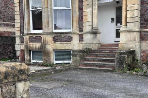 Grand stone-fronted property with classical col...
