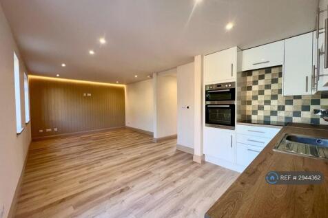 Light &amp; Spacious Open Plan Living....
