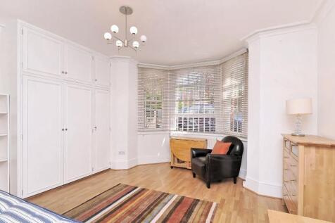 A bright and well presented studio apartment set on the ground floor of an attractive period conversion on one of Hampstead's most desirable residential streets. The property offers approximately 285 