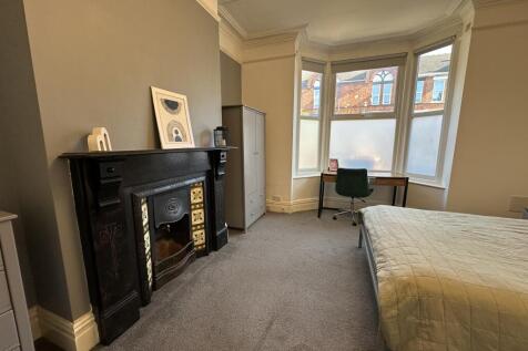 West End // 6 Bed House // June 2027 photo 2