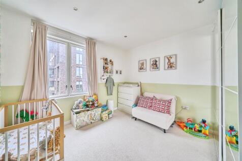 3 bed, 2 bath Flat in London - Photo 12