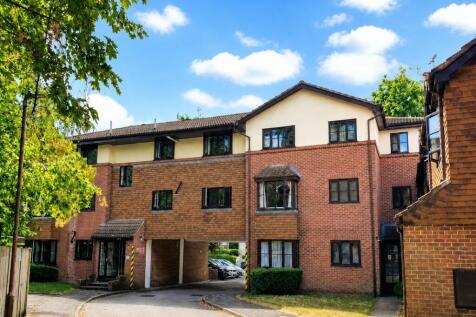 Stylish two bedroom, top floor apartment in centr