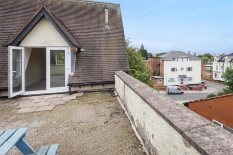 Church rd 83 flat 6 roof garden.jpg