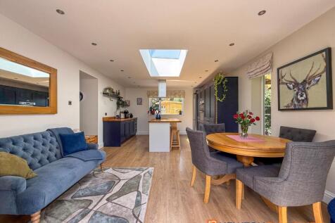 Open Plan Living/Dining Kitchen
