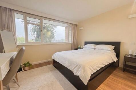 Alpine Court, Kenilworth, CV8 photo 4