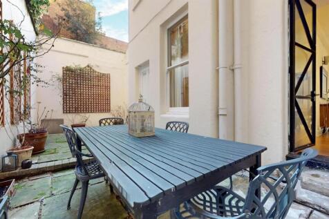 Flat 1 167 CRMaincourtyard2.jpg