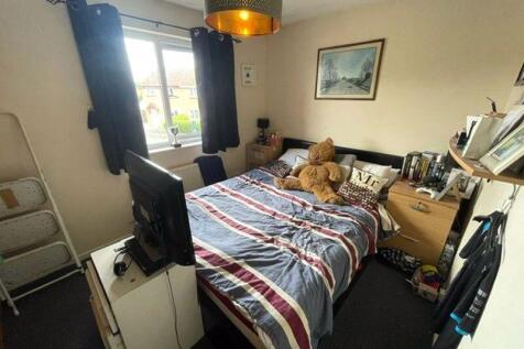 3 Bedroom semi-detached house to rent, Kerry Close, Swindon photo 4