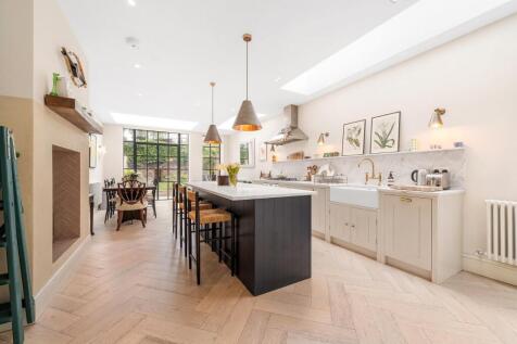 Kitchen (2).JPG