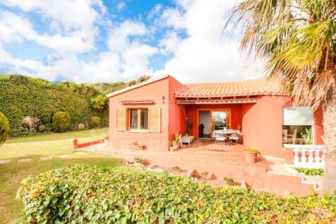 Villa near the sea in Punta Prima