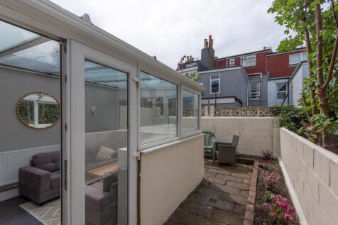 A charming view of the front of the property fe...