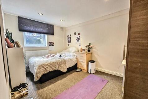 Hessle Place, Hyde Park, Leeds photo 4