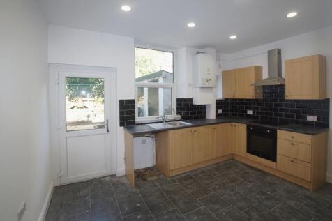 **REFURBISHED** Woolley Lane, Hollingworth, SK14 8NN photo 2