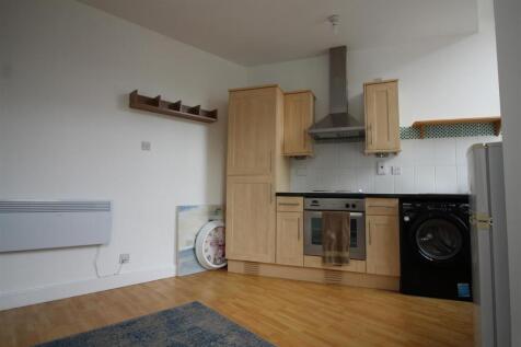 LOUNGE WITH KITCHEN AREA