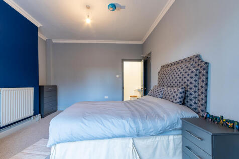 📸 Photos shown are of a similar room and are for illustrative purposes only. Room 4 is finished to a similar specification.