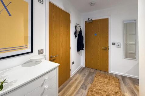 Gold Clivedon- Studio 18 |Verney St photo 4