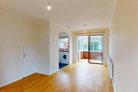 32 Glendower Court, Living, Dining Room 1.jpg