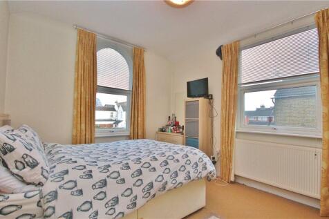 Richmond Crescent, Staines-upon-Thames, Surrey, TW18 photo 3