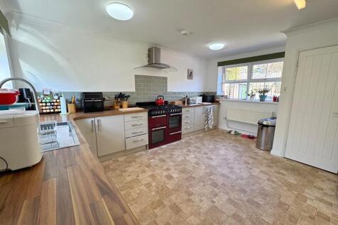 Kitchen from Loun...