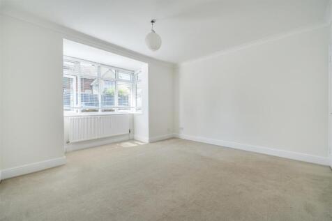 Sitting room with bay window.jpg