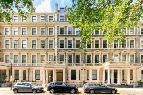 A large contemporary studio flat on the raised ground floor of a smartly renovated period building. located within a short walk of Gloucester Road Station. This bright flat comprises a large studio ro