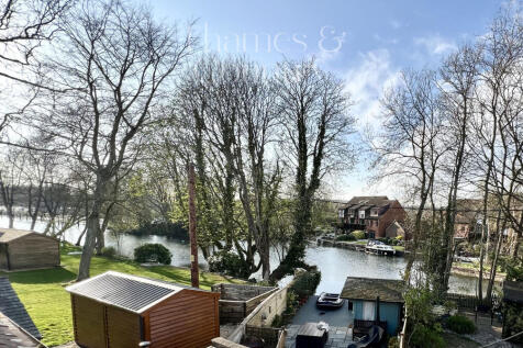 Primary bedroom River Thames view
