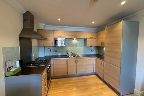 12 Albany Court Egham Surrey  photo 3