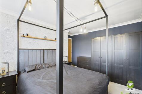 EweMove Basingstoke Avon Road Bedroom One