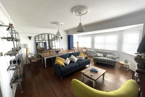 lounge 1.jpg