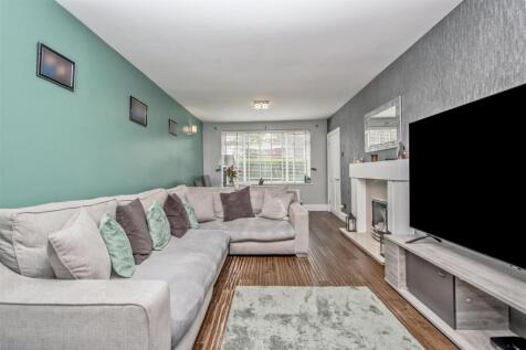 Living Room / Dining Room: