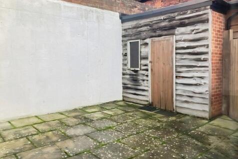 6eb2b963-Courtyar...
