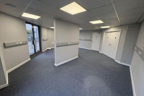 OFFICE SUITE WITH EXCELLENT ROAD LINKS TO LET photo 4